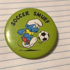 Vintage pin back button badge Soccer Smurf 1980 retro collectible Smurf footy